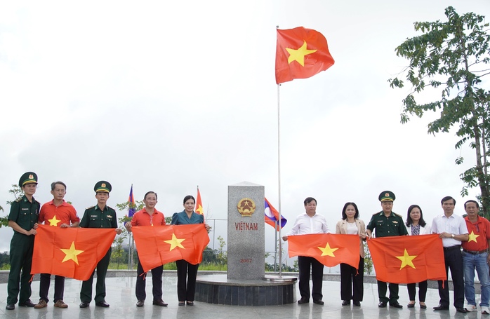 20.000 lá cờ Tổ quốc đến với Tây nguyên - Ảnh 1.