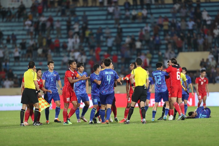 U23 Thái Lan đánh bại Indonesia trong một trận cầu nhiều thẻ đỏ - Ảnh 8.
