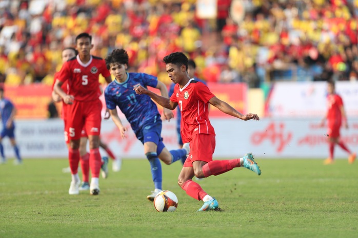 U23 Thái Lan đánh bại Indonesia trong một trận cầu nhiều thẻ đỏ - Ảnh 1.