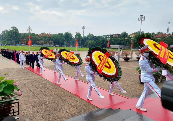 Lãnh đạo Đảng, Nhà nước vào Lăng viếng Chủ tịch Hồ Chí Minh - Ảnh 2.