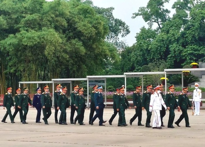 Lãnh đạo Đảng, Nhà nước vào Lăng viếng Chủ tịch Hồ Chí Minh - Ảnh 3.