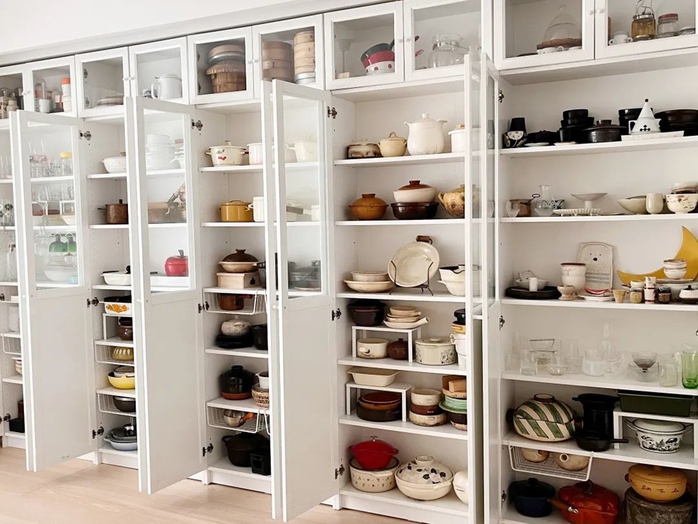 Căn hộ có phòng khách chứa 200 chiếc nồi - Ảnh 2. Căn hộ có phòng khách chứa 200 chiếc nồi - Ảnh 2.