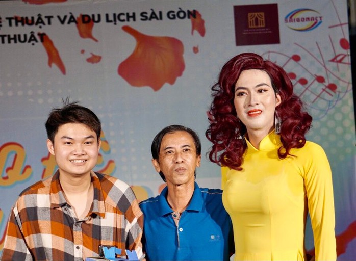 Đạo diễn Nguyễn Quốc Bảo khoe học trò qua bộ sưu tập áo dài ba miền - Ảnh 2.