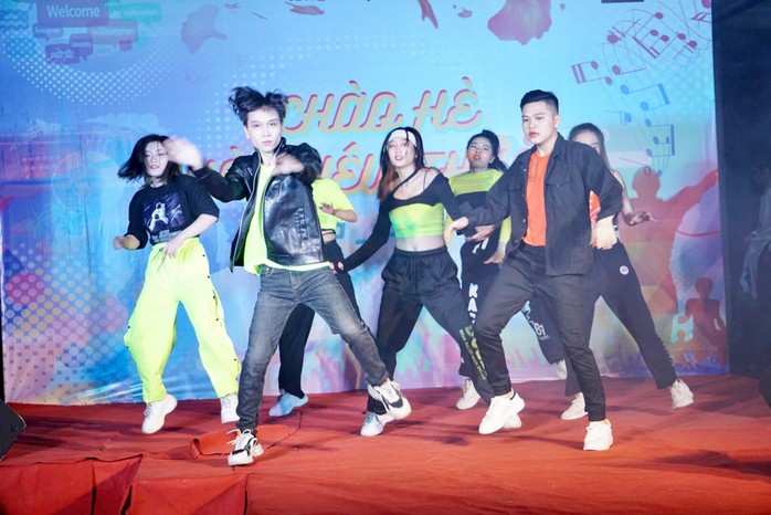 Đạo diễn Nguyễn Quốc Bảo khoe học trò qua bộ sưu tập áo dài ba miền - Ảnh 4.