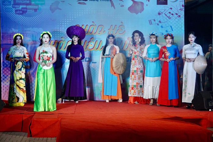Đạo diễn Nguyễn Quốc Bảo khoe học trò qua bộ sưu tập áo dài ba miền - Ảnh 7.