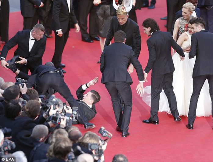 Những vụ quấy rối, gây sốc trên thảm đỏ Liên hoan phim Cannes - Ảnh 11.