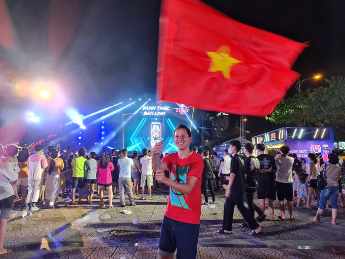 Đà Nẵng: Cầu Rồng kẹt cứng, người dân mở hội ăn mừng U23 Việt Nam vô địch - Ảnh 4.