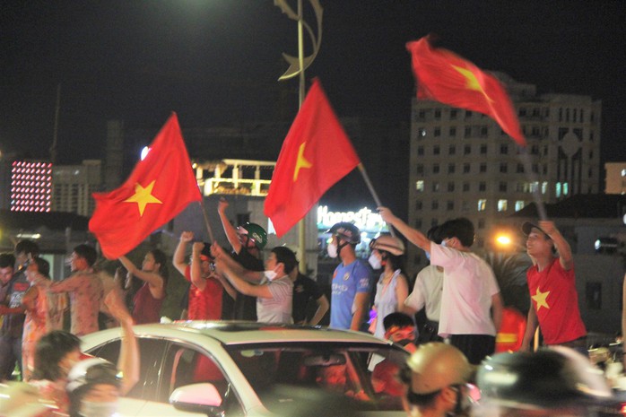 Đà Nẵng: Cầu Rồng kẹt cứng, người dân mở hội ăn mừng U23 Việt Nam vô địch - Ảnh 7.