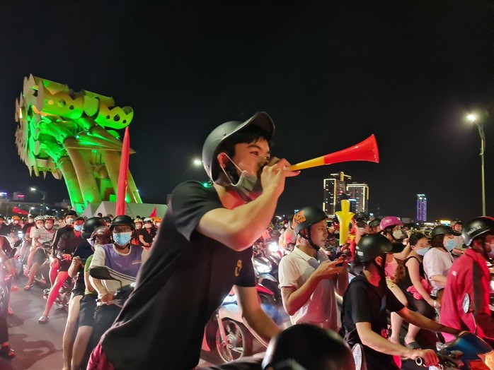 Đà Nẵng: Cầu Rồng kẹt cứng, người dân mở hội ăn mừng U23 Việt Nam vô địch - Ảnh 11.