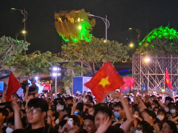 Đà Nẵng: Cầu Rồng kẹt cứng, người dân mở hội ăn mừng U23 Việt Nam vô địch - Ảnh 1.