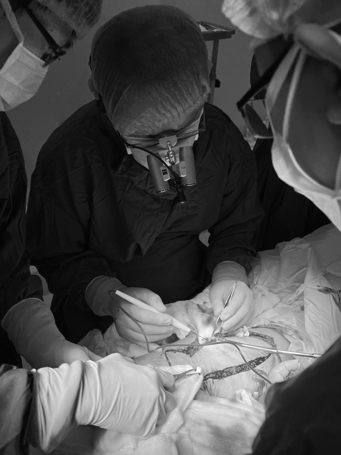 Phẫu thuật tạo hình cho người phụ nữ 10 năm bị lở loét vùng cùng cụt - Ảnh 1.