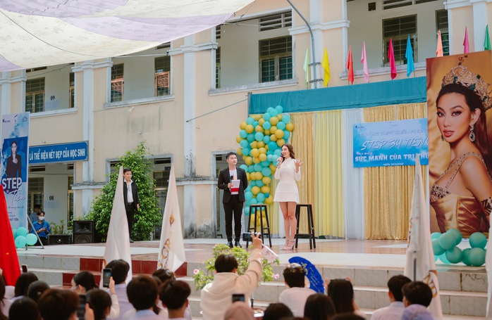 Thùy Tiên về An Giang làm diễn giả, khán giả vây kín dọc đường đi - Ảnh 2. Thùy Tiên về tỷ lệ kèo nhà cái làm diễn giả, khán giả vây kín dọc đường đi - Ảnh 2.