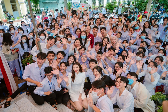 Thùy Tiên về An Giang làm diễn giả, khán giả vây kín dọc đường đi - Ảnh 1. Thùy Tiên về tỷ lệ kèo nhà cái làm diễn giả, khán giả vây kín dọc đường đi - Ảnh 1.