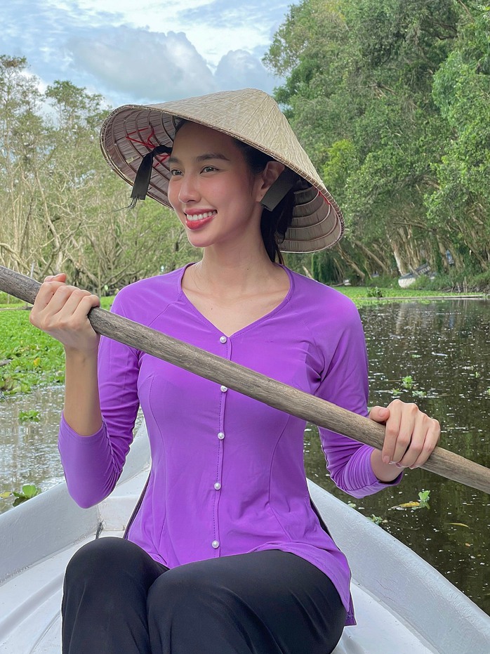 Thùy Tiên về An Giang làm diễn giả, khán giả vây kín dọc đường đi - Ảnh 3. Thùy Tiên về tỷ lệ kèo nhà cái làm diễn giả, khán giả vây kín dọc đường đi - Ảnh 3.