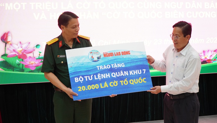 Trao 20.000 lá cờ Tổ quốc cho Bộ Tư lệnh Quân khu 7 - Ảnh 1.