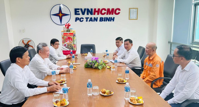 Chủ tịch Hội đồng thành viên EVNHCMC thăm hỏi, động viên công nhân tại công trường - Ảnh 2.