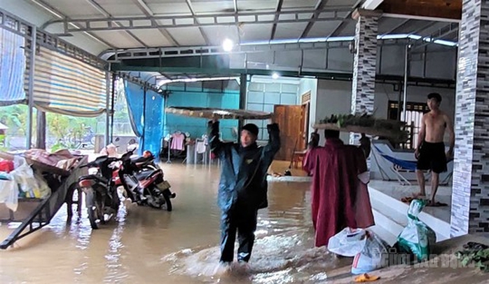 Mưa lớn kéo dài suốt đêm, nhiều nơi ở Lâm Đồng bị ngập sâu - Ảnh 6.