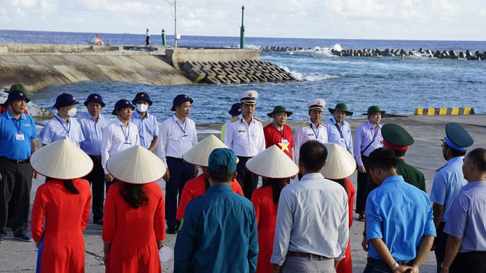 Đoàn Ban Tuyên giáo Trung ương kết thúc chuyến thăm quần đảo Trường Sa - Nhà giàn DK1 - Ảnh 1.