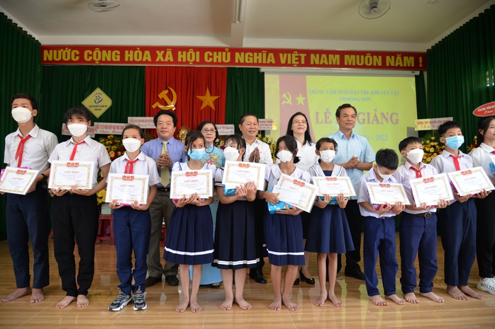 Trao 100 triệu đồng học bổng cho Trung tâm Nuôi dạy trẻ khuyết tật Võ Hồng Sơn - Ảnh 2.