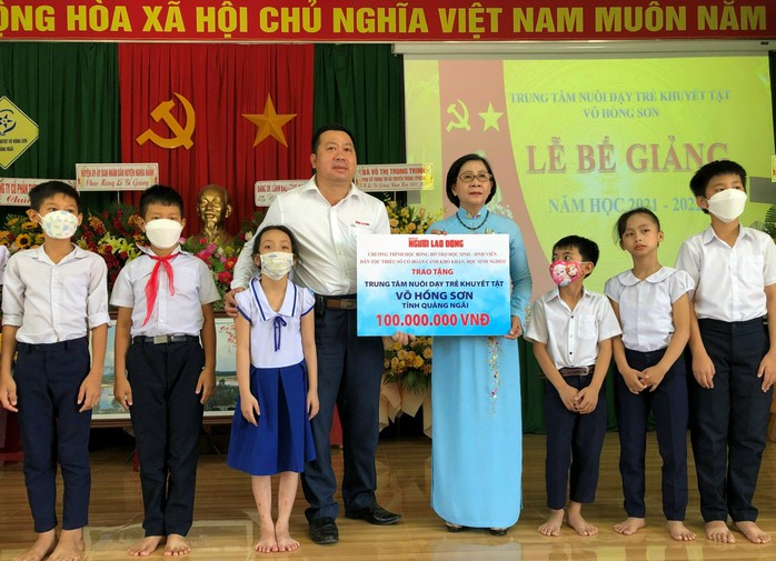 Trao 100 triệu đồng học bổng cho Trung tâm Nuôi dạy trẻ khuyết tật Võ Hồng Sơn - Ảnh 1.