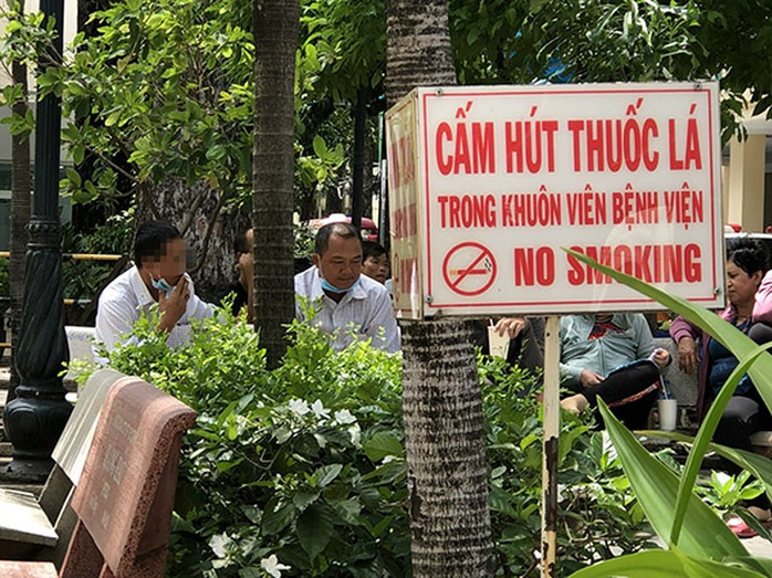 Thản nhiên hút thuốc lá nơi công cộng - Ảnh 2.