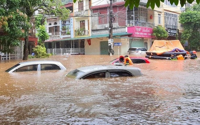 CLIP: Nhiều tuyến phố ở Hà Nội ngập sâu, xe cộ bì bõm sau trận mưa lớn - Ảnh 11.
