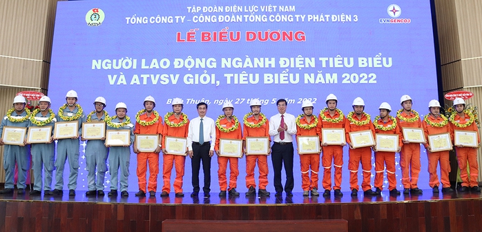 EVNGENCO3 khen thưởng 43 người lao động tiêu biểu và 20 an toàn vệ sinh viên giỏi - Ảnh 1. EVNGENCO3 khen thưởng 43 người lao động tiêu biểu và 20 an toàn vệ sinh viên giỏi - Ảnh 1.