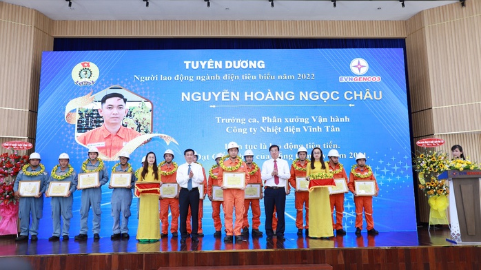EVNGENCO3 khen thưởng 43 người lao động tiêu biểu và 20 an toàn vệ sinh viên giỏi - Ảnh 3. EVNGENCO3 khen thưởng 43 người lao động tiêu biểu và 20 an toàn vệ sinh viên giỏi - Ảnh 3.