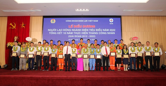 EVNGENCO3 khen thưởng 43 người lao động tiêu biểu và 20 an toàn vệ sinh viên giỏi - Ảnh 4. EVNGENCO3 khen thưởng 43 người lao động tiêu biểu và 20 an toàn vệ sinh viên giỏi - Ảnh 4.