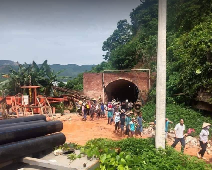 “Hố tử thần” xuất hiện hàng loạt: Hàng trăm người bức xúc kéo vào công ty khai thác khoáng sản - Ảnh 2.