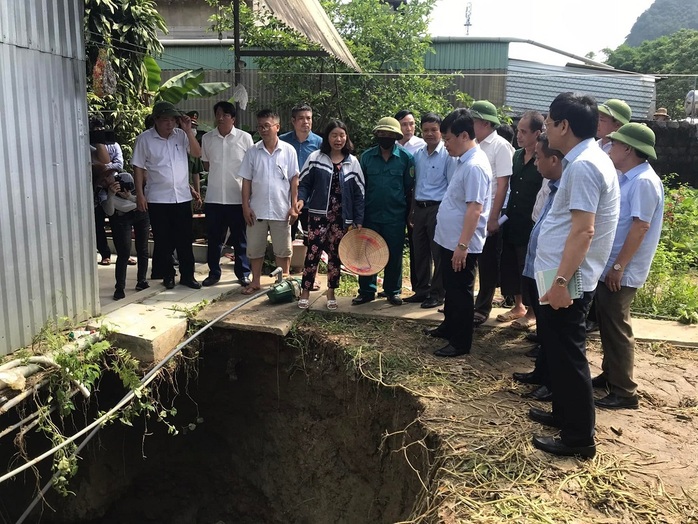 “Hố tử thần” xuất hiện hàng loạt: Hàng trăm người bức xúc kéo vào công ty khai thác khoáng sản - Ảnh 1.