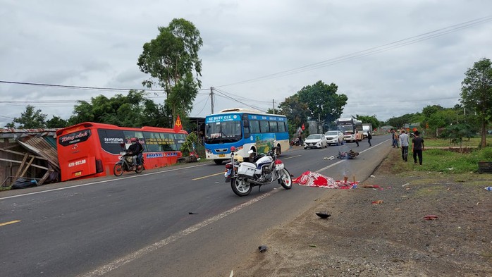 Tai nạn liên hoàn trên đường Hồ Chí Minh, sập nhà dân, 3 người thương vong - Ảnh 1.