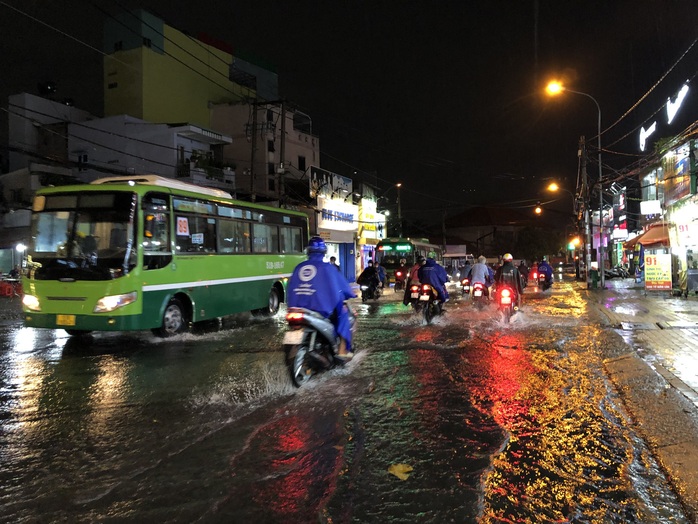 TP HCM: Mưa lớn kéo dài, nhiều người lội nước về nhà - Ảnh 1.