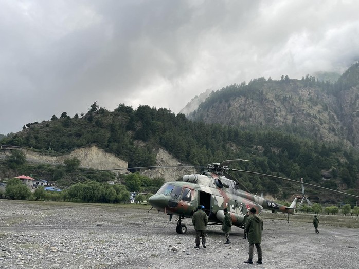 Tìm thấy xác máy bay rơi vỡ nát ở Nepal - Ảnh 5.
