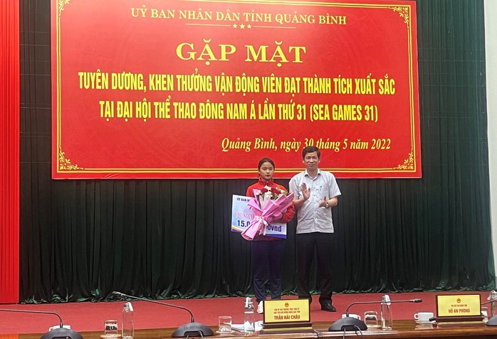 Kình ngư Nguyễn Huy Hoàng được thưởng lớn ở quê nhà Quảng Bình - Ảnh 3.