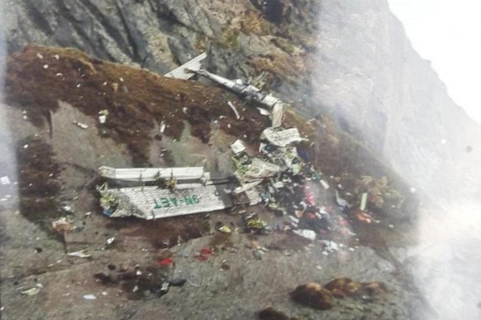 Tìm thấy xác máy bay rơi vỡ nát ở Nepal - Ảnh 1.