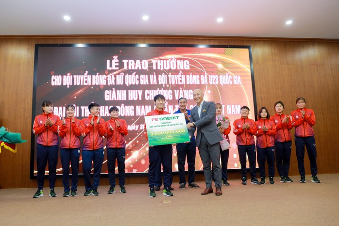 FE CREDIT trực tiếp trao 3 tỉ đồng cho Đội tuyển bóng đá nữ Quốc gia Việt Nam - Ảnh 3. FE CREDIT trực tiếp trao 3 tỉ đồng cho Đội tuyển bóng đá nữ Quốc gia Việt Nam - Ảnh 3.