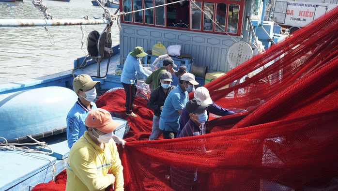 Phản đối Trung Quốc ngang ngược cấm đánh bắt cá trên Biển Đông - Ảnh 1.