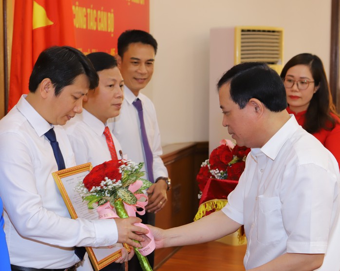 Chủ tịch tỉnh Thanh Hóa bổ nhiệm Hiệu trưởng Trường THPT chuyên Lam Sơn - Ảnh 2.