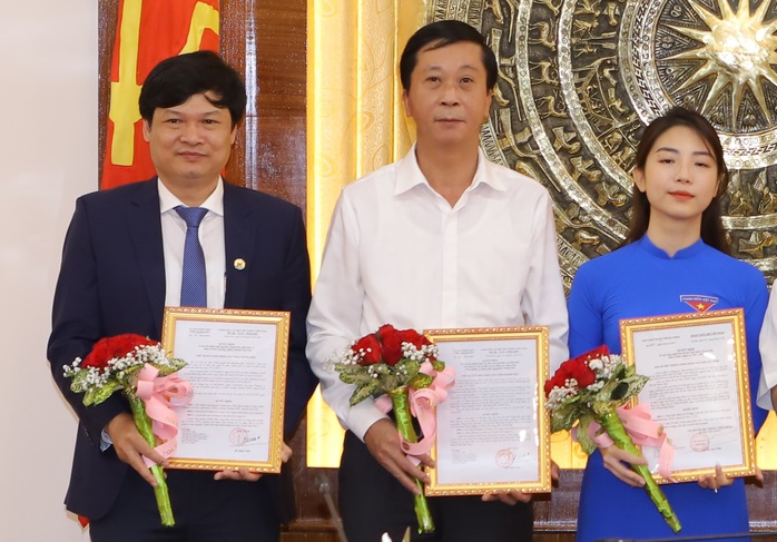 Chủ tịch tỉnh Thanh Hóa bổ nhiệm Hiệu trưởng Trường THPT chuyên Lam Sơn - Ảnh 1.