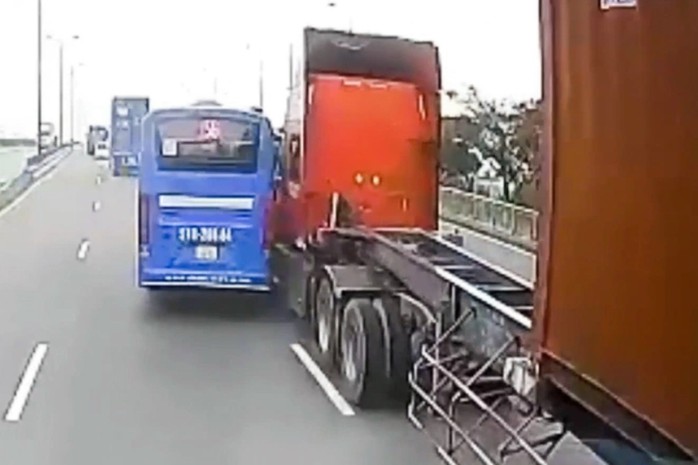 Hú vía cú tạt đầu của xe buýt vào xe đầu kéo trên Xa lộ Hà Nội - Ảnh 2.