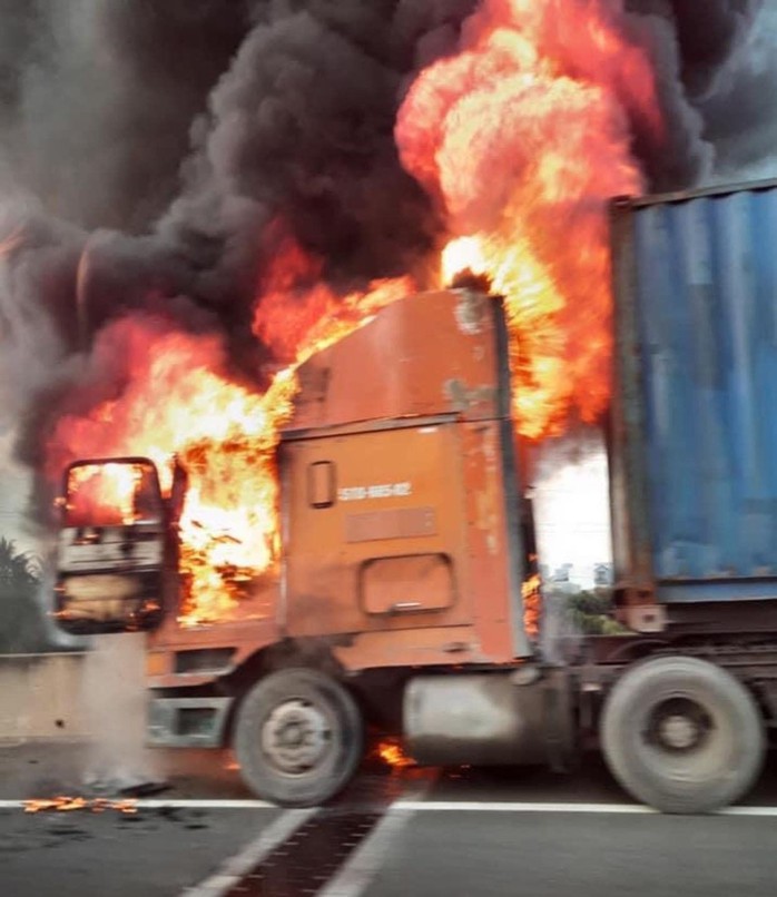 Xe container cháy dữ dội trên cao tốc TP HCM - Long Thành - Dầu Giây - Ảnh 1.