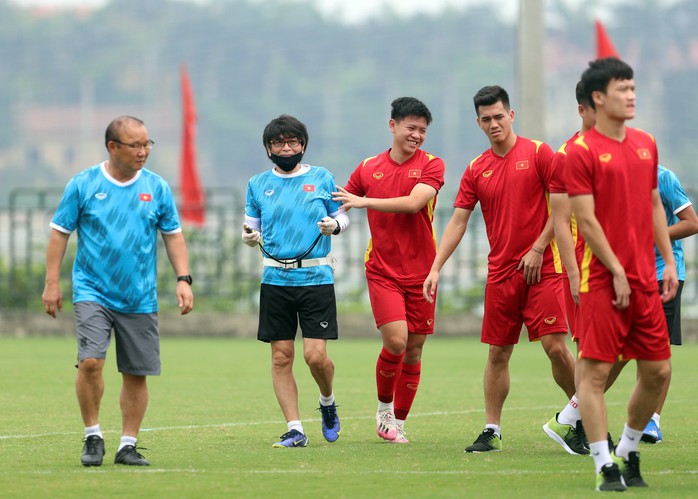 HLV Park Hang-seo cho Tiến Linh, Hoàng Đức, Hùng Dũng về khách sạn nghỉ sớm - Ảnh 5.