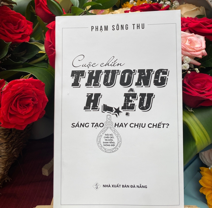 Tác giả Phạm Sông Thu ra mắt sách về chiêu trò truyền thông lệch chuẩn - Ảnh 1.