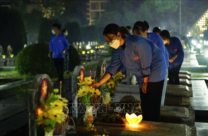 Thắp nến tri ân các Anh hùng Liệt sỹ nhân kỷ niệm 68 năm Chiến thắng Điện Biên Phủ - Ảnh 3.