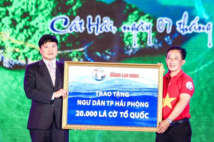 Trao tặng ngư dân Hải Phòng 20.000 lá cờ Tổ quốc - Ảnh 1.