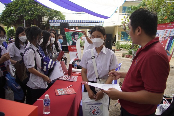 Đưa trường học đến thí sinh tại Bình Thuận: Học ngành nào dễ kiếm việc làm? - Ảnh 8.