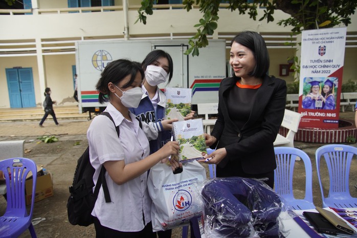 Đưa trường học đến thí sinh tại Bình Thuận: Học ngành nào dễ kiếm việc làm? - Ảnh 7.