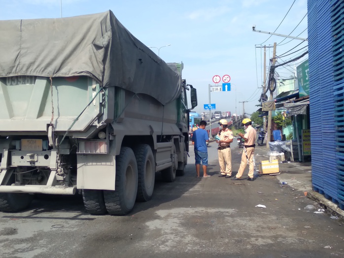 TP HCM: Tài xế ngơ ngác vì lượng hàng trên chính xe mình - Ảnh 2.