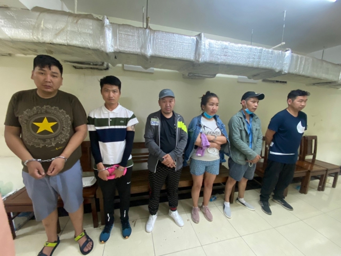 Bắt nhóm 8 người nước ngoài trộm tiền tỉ ở Hà Nội rồi trốn vào TP HCM, Tây Ninh - Ảnh 1.